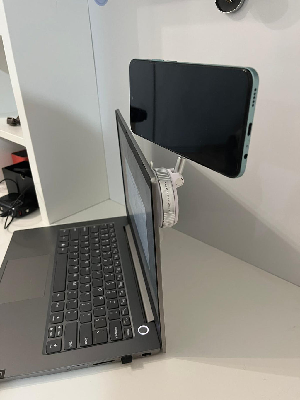 Suport Telefon Magnetic cu Suctie Vacum 360°